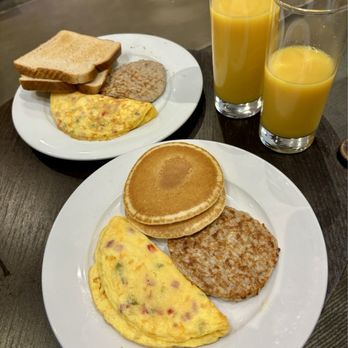 Global Lounge - Omelette, Sausage, Pancakes, and Toast Breakfast Plate. - Airport Lounges Near Me - Carolina, Puerto Rico