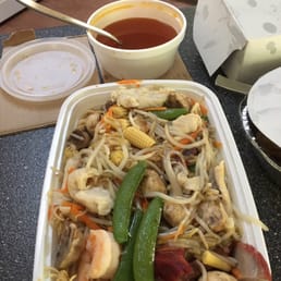 Mysterious extra dish that has a gooey thick sauce on mushy noodles underneath everything. Mysterious extra dish that has a gooey thick sauce on mushy noodles underneath everything.
