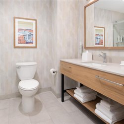 Hampton Inn & Suites Prescott Valley - Guest room bath