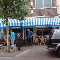 Visrestaurant Meerpaal - Het terras in de haltestraat is zomers op zondag, dubbel zo groot.