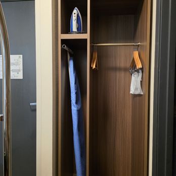 Holiday Inn - Ooen closet in entry way - Hotels Near Me - Ontario, Oregon