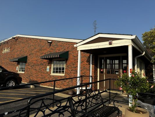 Lou Malnati's Pizzeria by null
