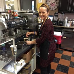 Barista Ida preparing my vanilla latte.