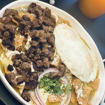Las Guerreras - Chilaquiles en salsa verde con carne asada - Breakfast & Brunch Near Me - Oakland, California