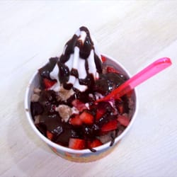 Tooti - Frozen Yogurt with flake, strwberry and Nutella...