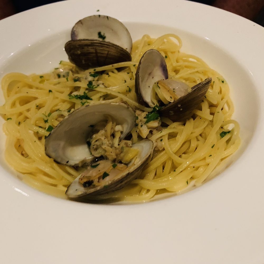 Il Girasole - Linguine With Clam Sauce - Italian Near Me - Delray Beach, Florida Il Girasole - Linguine With Clam Sauce - Italian Near Me - Delray Beach, Florida