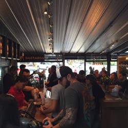 Mercadoteca - O ambiente compartilhado pelo JPL Burgers e o Clube do Malte, com ótimas opções de chopp e cerveja.