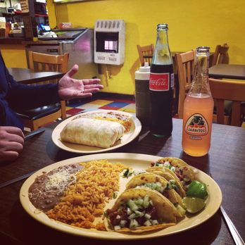 Antojitos Mexicanos - Burrito plate (carnitas) & Taco plate (pastor) - Mexican Near Me - Portland, Oregon