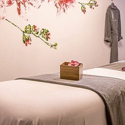 Green Health Treatment - The delicate environment with comfort bed and towels.