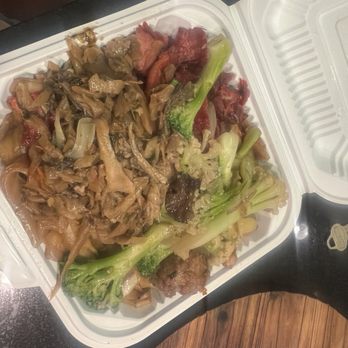 Lucky Food - Combo Plate - Fast Food Near Me - San Francisco, California Lucky Food - Combo Plate - Fast Food Near Me - San Francisco, California