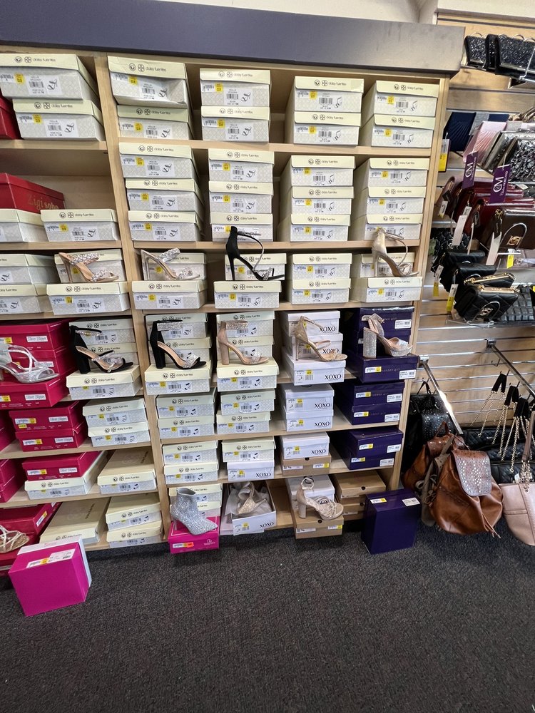 SHOE DEPT Updated September 2024 22 Photos 300 Colonial Promenade