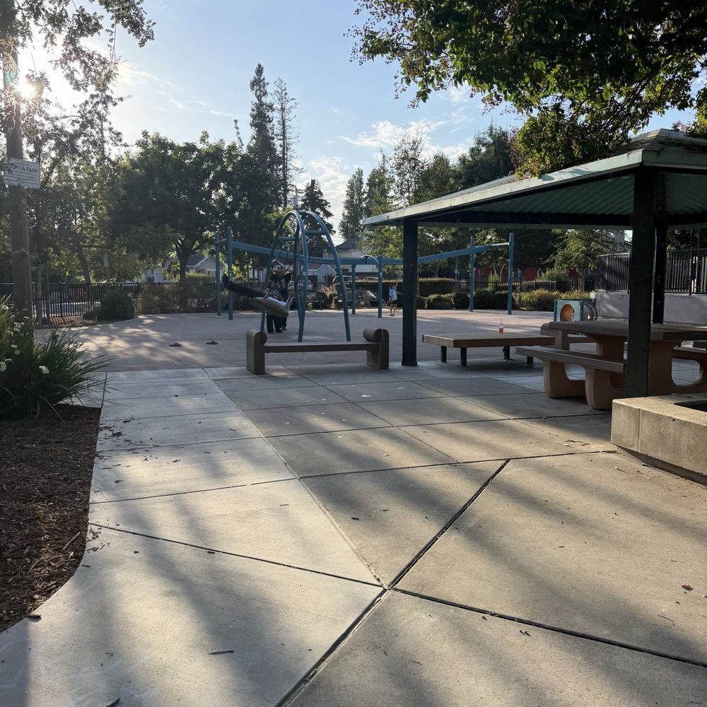 Lincoln Glen Park - Broken swing :( - Parks Near Me - San Jose, California