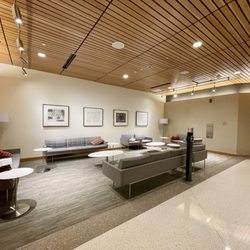 Stanford Hospital - Spacious waiting areas