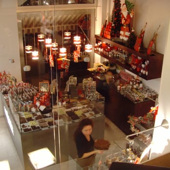 Confiserie Rafael Mutter - Blick vom oberen Stockwerk auf den Laden - Chocolatiers & Shops Near Me - Freiburg, BW