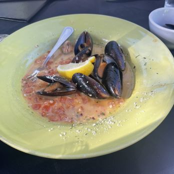 Michael J's - Canadian blue Mussels in a white wine garlic butter sauce w roma tomatoes. - Italian Near Me - Ruidoso, New Mexico