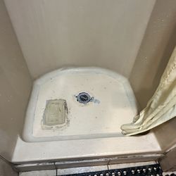Mono Vista RV Park - Shower in joint shower room