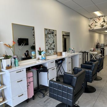Salon Lunas Headspa - Interior - Hair Salons Near Me - Newport Beach, California Salon Lunas Headspa - Interior - Hair Salons Near Me - Newport Beach, California