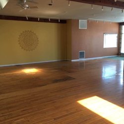 Morning Sun Yoga Main Street - Tons of space, high ceiling and great aesthetics!