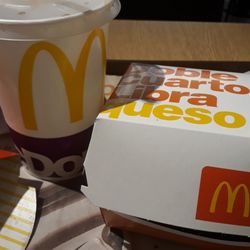 Tranqui, comiendo algo al paso.