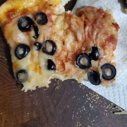 Wolf's Den Pizzeria - Cheese pizza