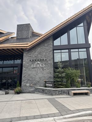 Peaks Hotel & Suites by null