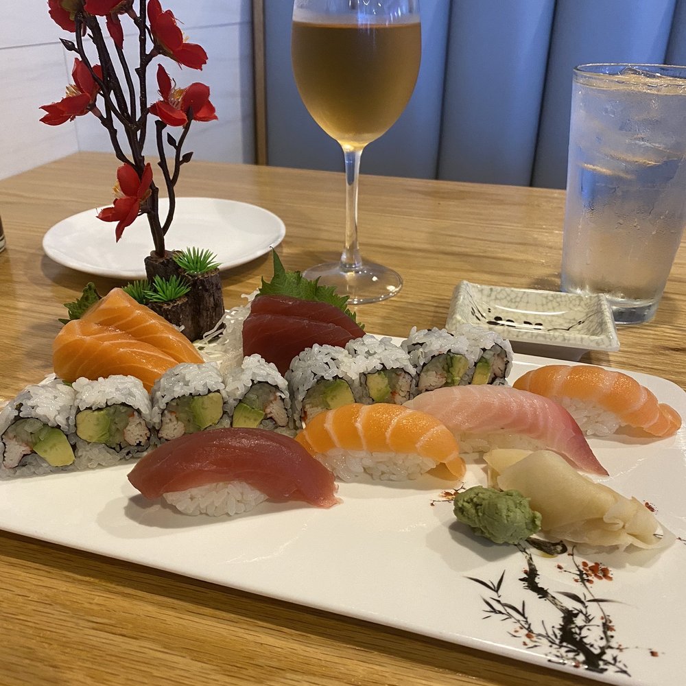 Lunch sushi/sashimi combo Lunch sushi/sashimi combo