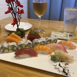 Lunch sushi/sashimi combo Lunch sushi/sashimi combo