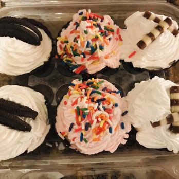 Cold Stone Creamery - Signature cupcake variety 6 pack (2 double chocolate, 2 cake batter & 2 sweet cream ice cream cupcakes.) SO delicious! - Ice Cream & Frozen Yogurt Near Me - Simi Valley, California