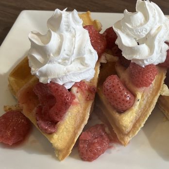 Angelle's Diner - Strawberry and Cream Waffle - Diners Near Me - Troutville, Virginia