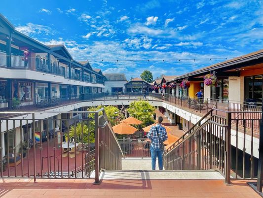 Carmel Plaza by null