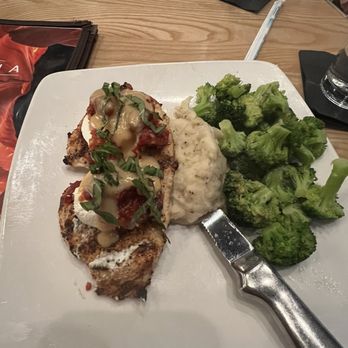 Sedona Taphouse - Chicken with sundried tomatoes, goat cheese Mashed potatoes Steamed Broccoli - New American Near Me - Novi, Michigan Sedona Taphouse - Chicken with sundried tomatoes, goat cheese Mashed potatoes Steamed Broccoli - New American Near Me - Novi, Michigan