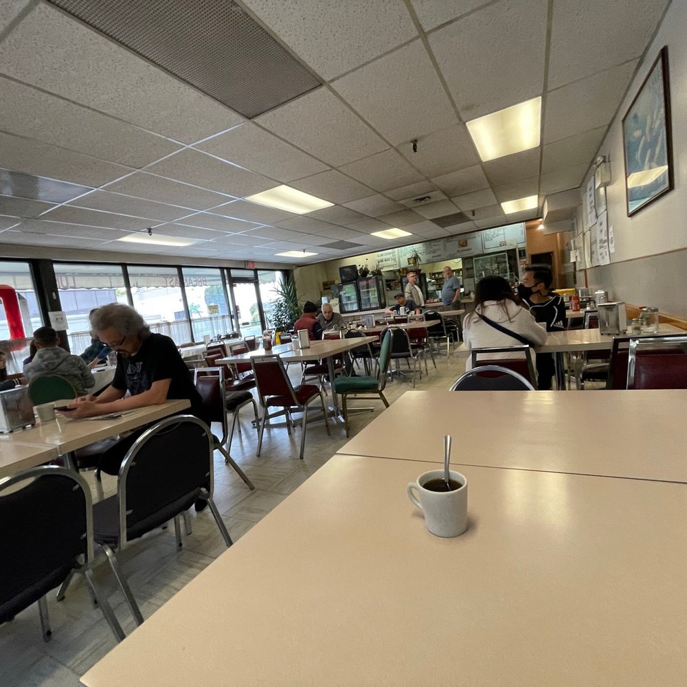Golden Coin Restaurant - Dining area - Chinese Near Me - Richmond, British Columbia Golden Coin Restaurant - Dining area - Chinese Near Me - Richmond, British Columbia