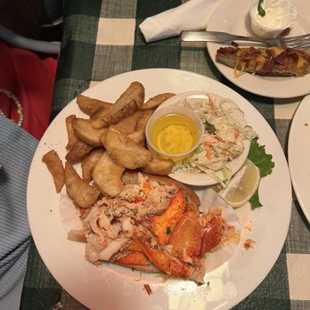 7 Seas Restaurant and Pub - Lobster Roll - Seafood Near Me - Milford, Connecticut