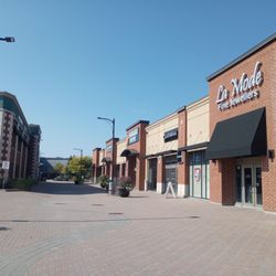 Kanata Centrum Shopping Centre - I like the pedestrian only paths.