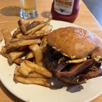 Upland Brewing - Columbus - Beer cheese burger. Bacon and sautéed onions. Delicious. - Brewpubs Near Me - Columbus, Indiana Upland Brewing - Columbus - Beer cheese burger. Bacon and sautéed onions. Delicious. - Brewpubs Near Me - Columbus, Indiana