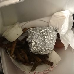 Wingski's - LOOK AT THE COLOR OF THESE FRIES! Old grease? Reheated fries? Disgusting.