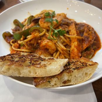 Googie Grill - Jambalaya Linguini with Blackened Chicken - American Near Me - Seaside, California Googie Grill - Jambalaya Linguini with Blackened Chicken - American Near Me - Seaside, California