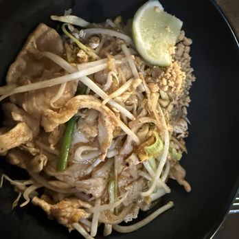 Aroy Dee Thai Kitchen - Chicken Lunch Pad Thai - Thai Near Me - New York, New York