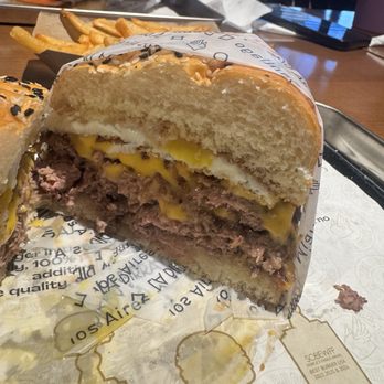 La Birra Bar - Egg Bacon Burger - Burgers Near Me - Oakland Park, Florida La Birra Bar - Egg Bacon Burger - Burgers Near Me - Oakland Park, Florida