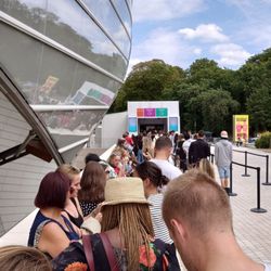 Fondation Louis Vuitton - In the no reservations ticket queue!