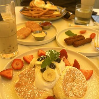 Flipper's - Fresh Fruit Pancake - Pancakes Near Me - West Hollywood, California Flipper's - Fresh Fruit Pancake - Pancakes Near Me - West Hollywood, California