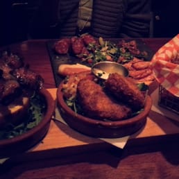 Dattes au chorizo, crab cake Valencian, croquettes de porc pico de gallo Dattes au chorizo, crab cake Valencian, croquettes de porc pico de gallo