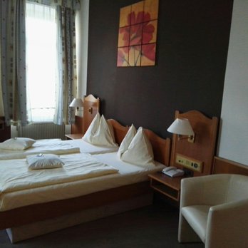 Hotel Kitzinger Hof - Nettes, großes Zimmer - Hotels Near Me - Kitzingen, BY Hotel Kitzinger Hof - Nettes, großes Zimmer - Hotels Near Me - Kitzingen, BY