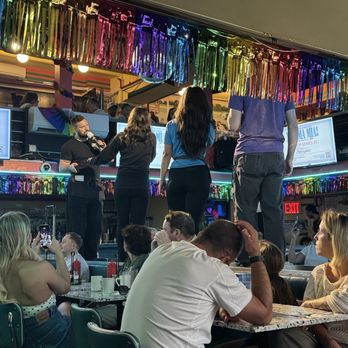 Ellen's Stardust Diner - Restaurant - Diners Near Me - New York, New York