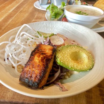 Earls Kitchen + Bar - Canadian (New) Near Me - Mississauga, Ontario