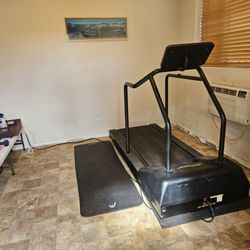 Tiny fitness room with junky equipment