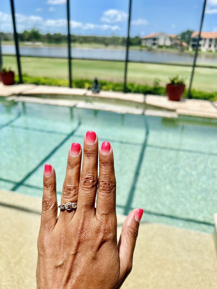 Lux nails Logo