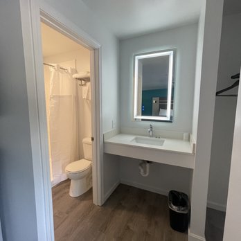 Blue Beach Motel - Bathroom - Hotels Near Me - North Kingstown, Rhode Island Blue Beach Motel - Bathroom - Hotels Near Me - North Kingstown, Rhode Island