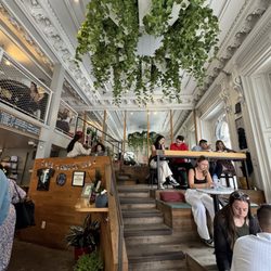 Tommy - Seating area