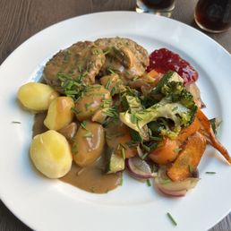 Reindeer patties with veggies and potatoes Reindeer patties with veggies and potatoes